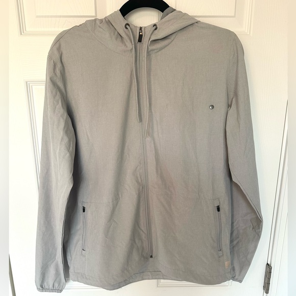 Vuori Women’s Outdoor Trainer Shell in Platinum Linen Texture - Picture 2 of 6